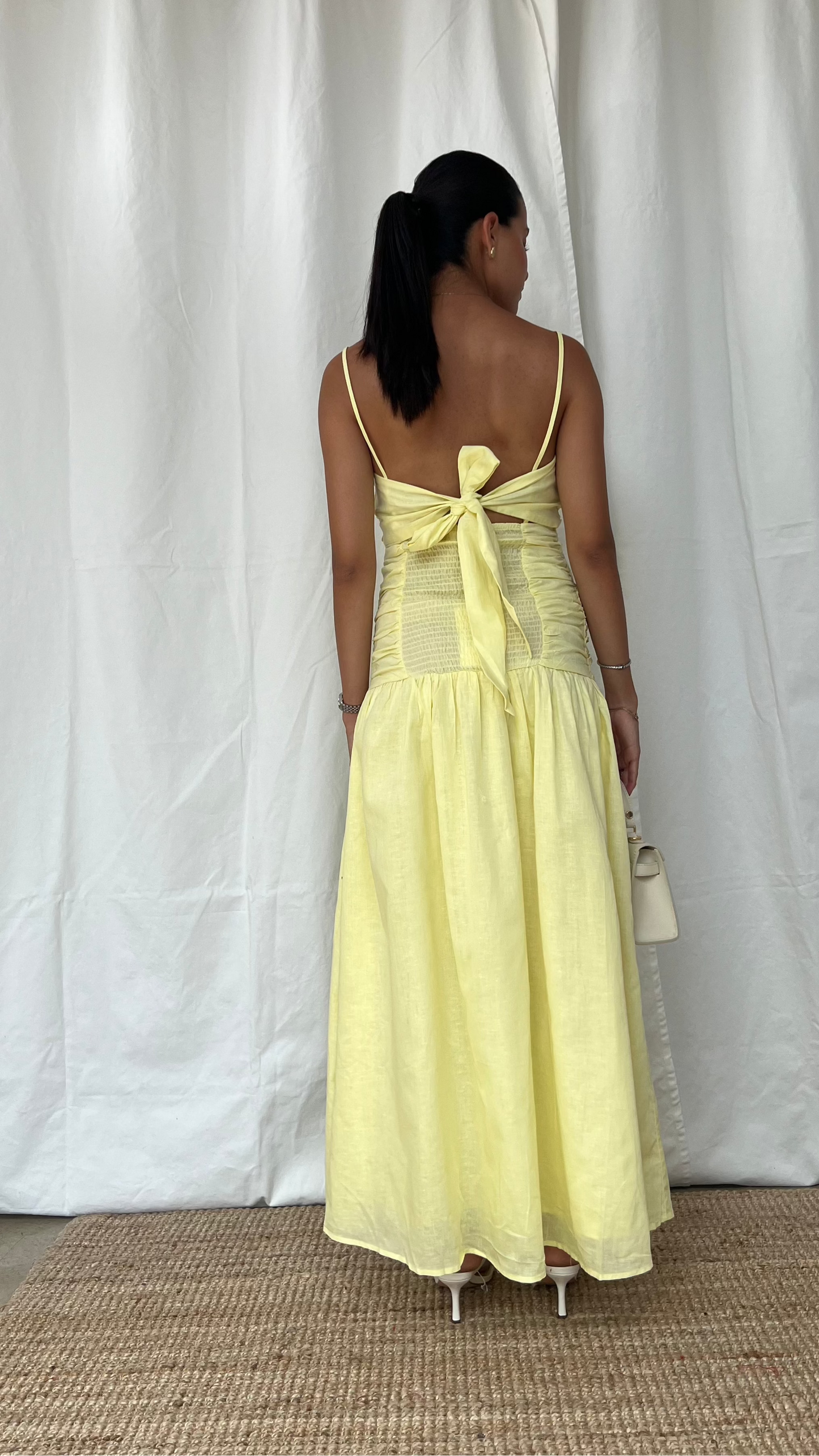 Vestido con lazo en yellow