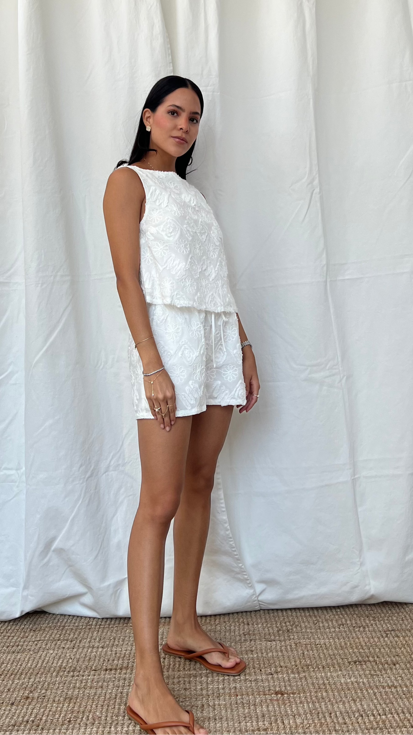 Set top y short bordado en blanco