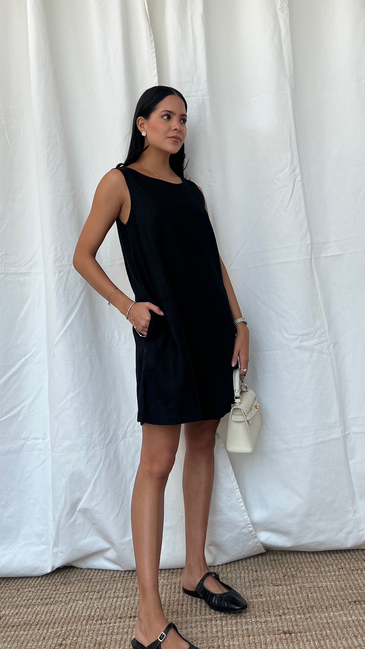 Vestido de lino corto en negro
