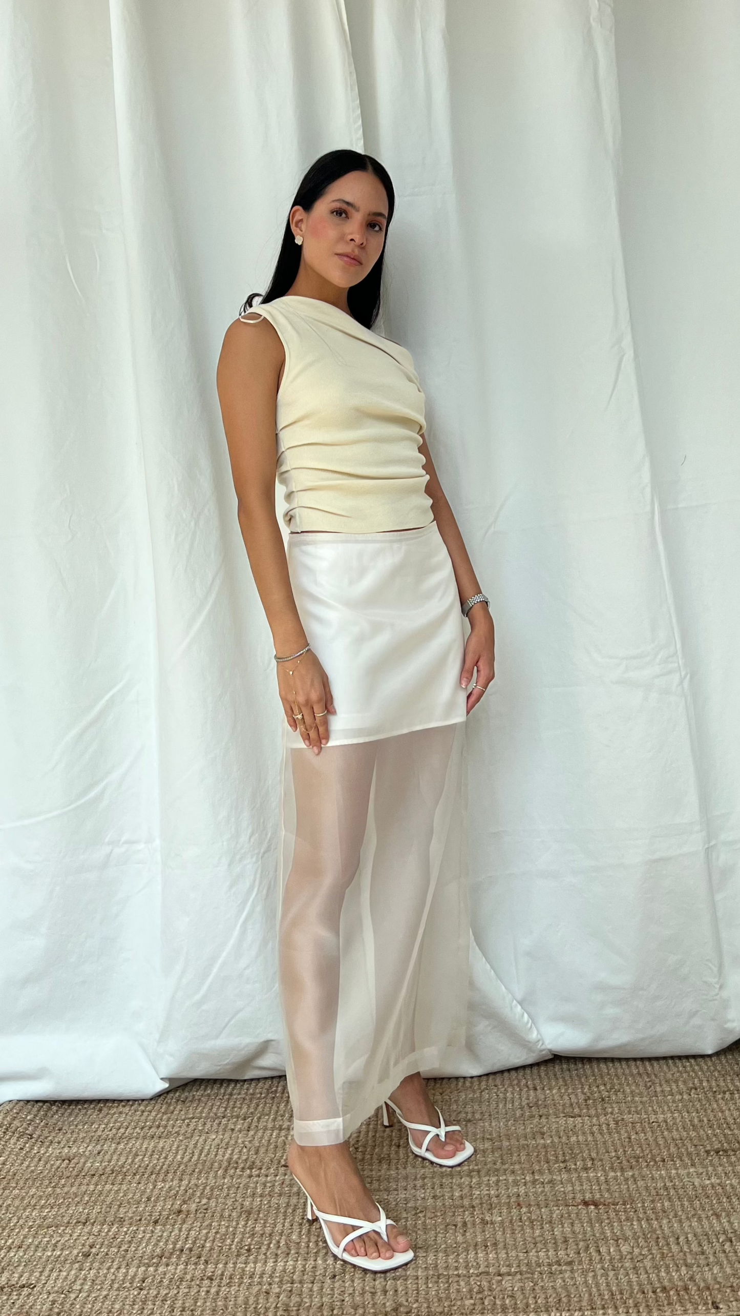 Top asimetrico en color butter