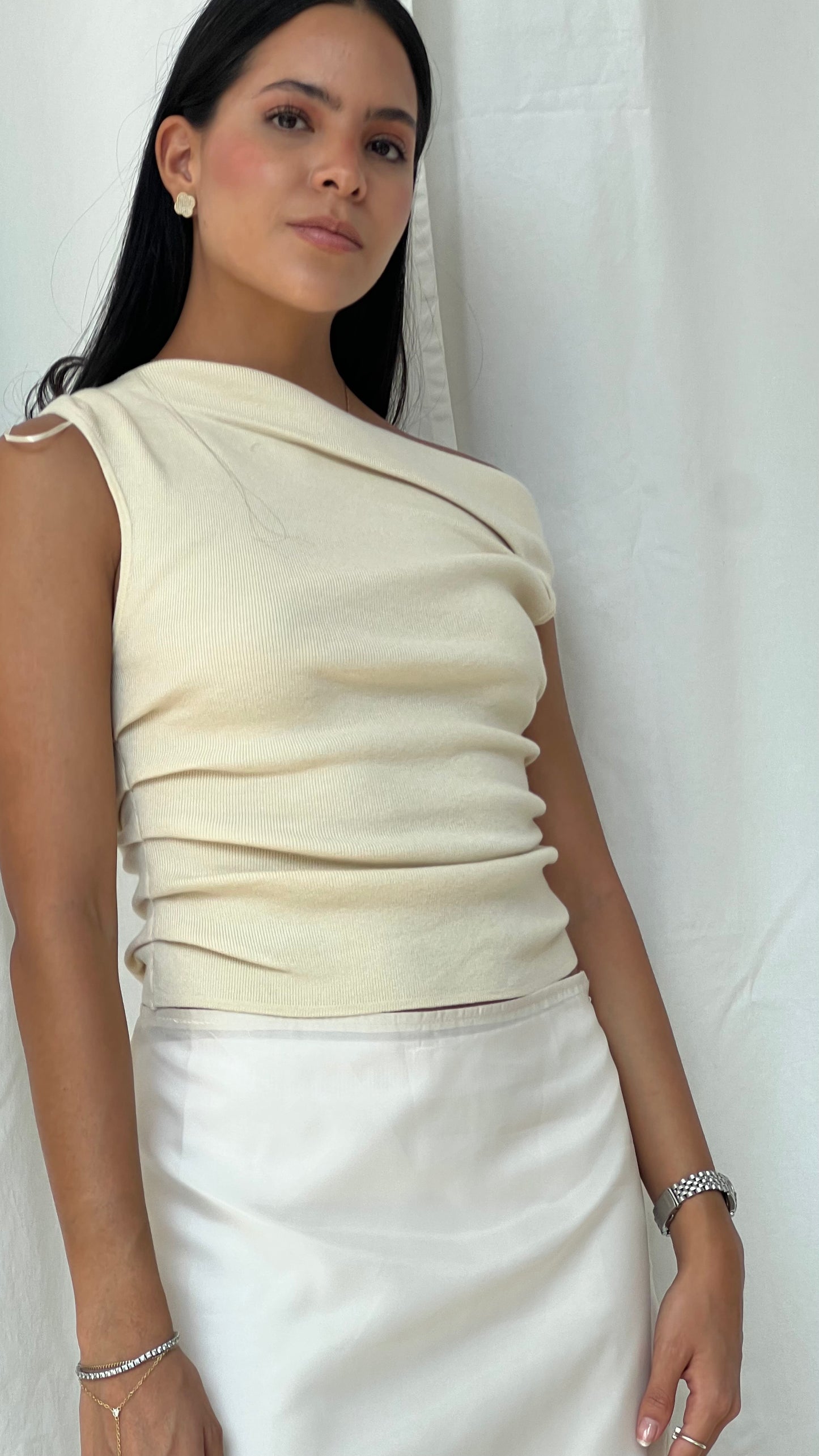 Top asimetrico en color butter