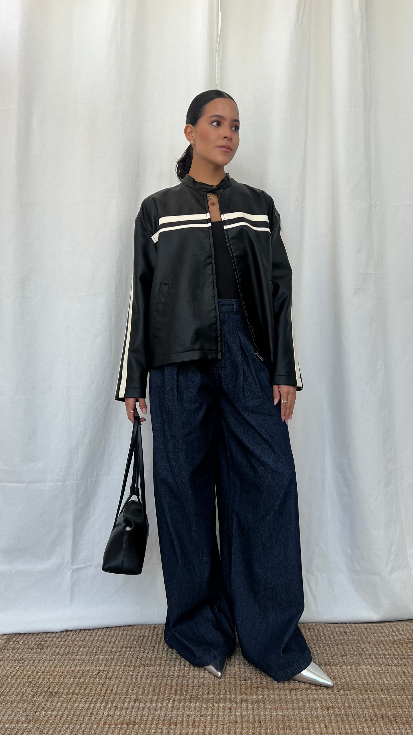 Biker vinipiel negra con lineas blancas