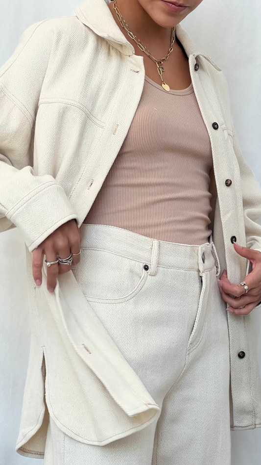 Sobre camisa tipo pana en beige