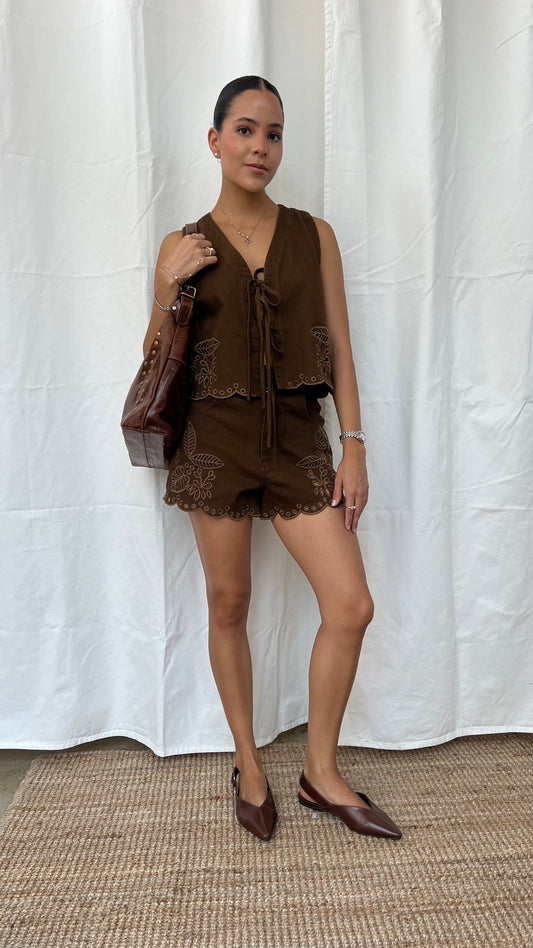 Set chaleco y short bordados brown