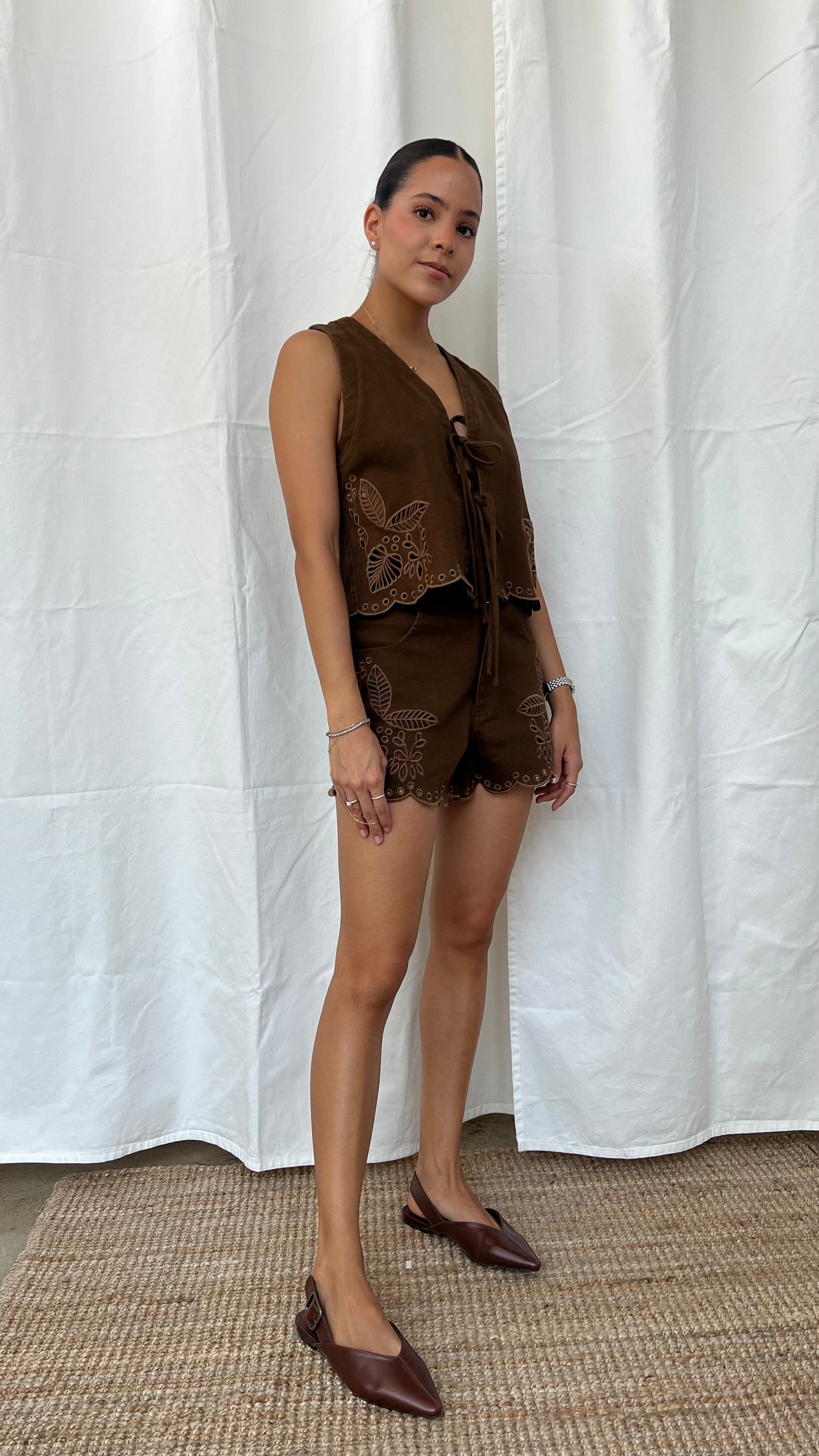 Set chaleco y short bordados brown
