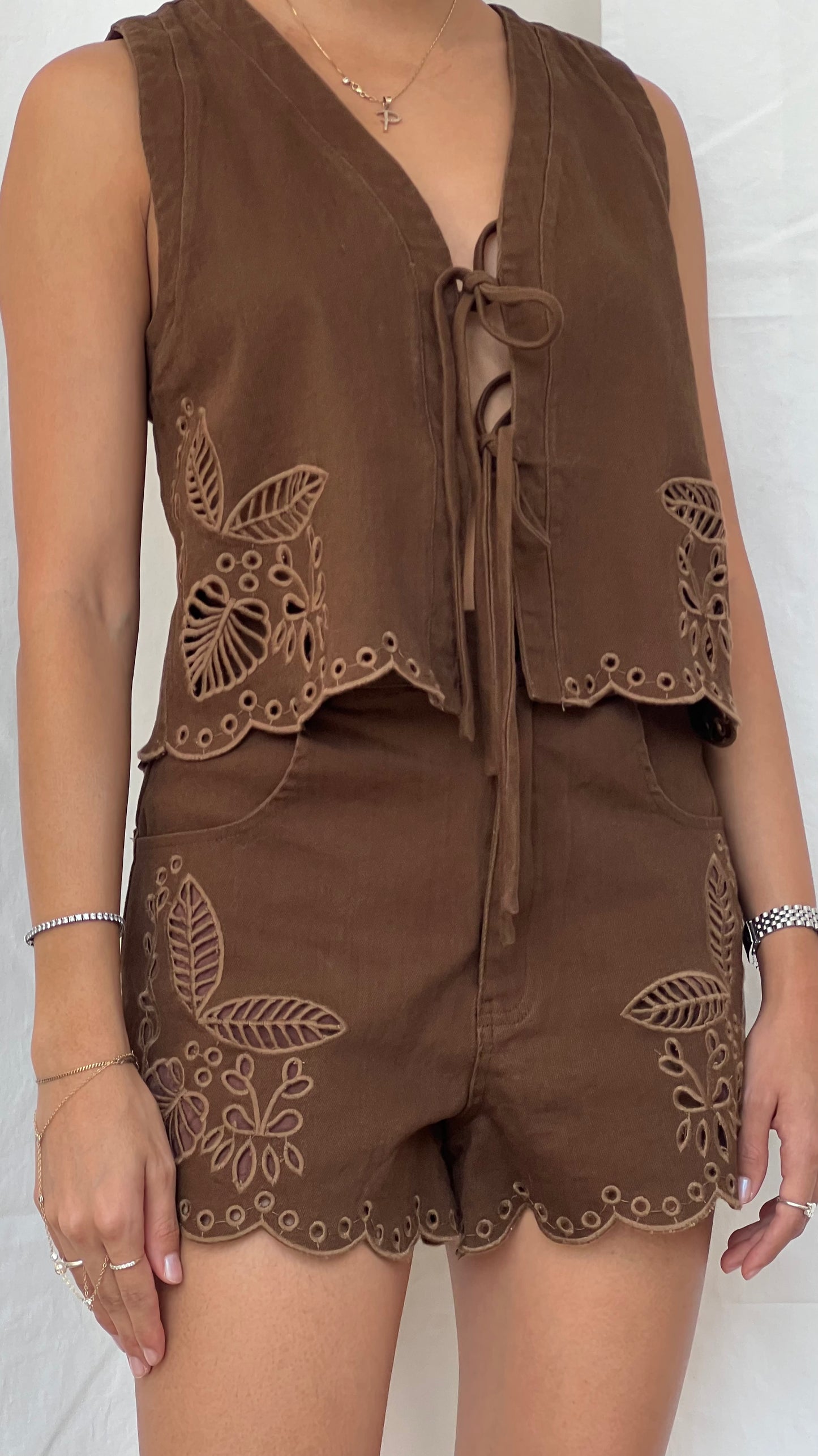 Set chaleco y short bordados brown