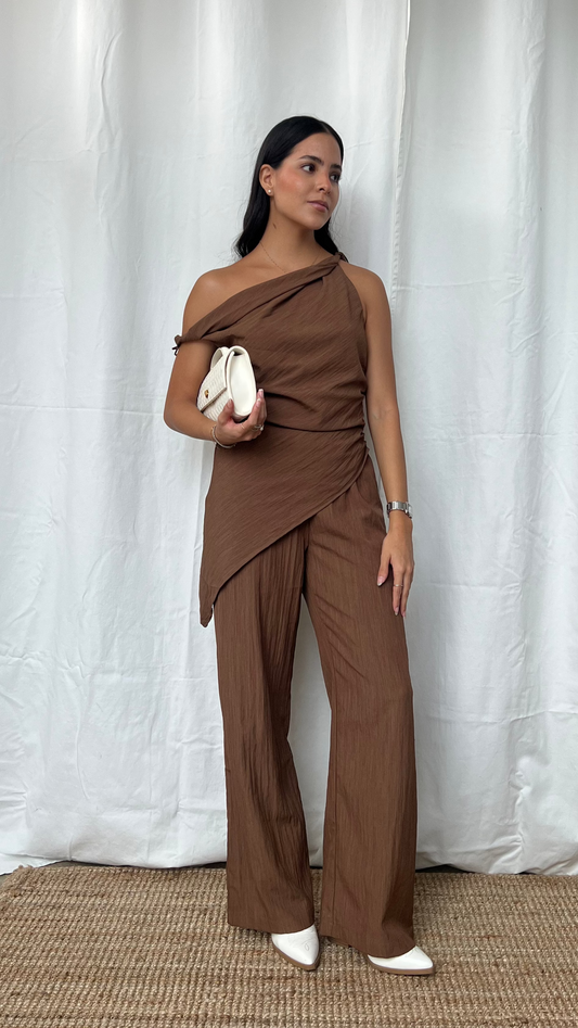 Set top asimétrico y pantalón café