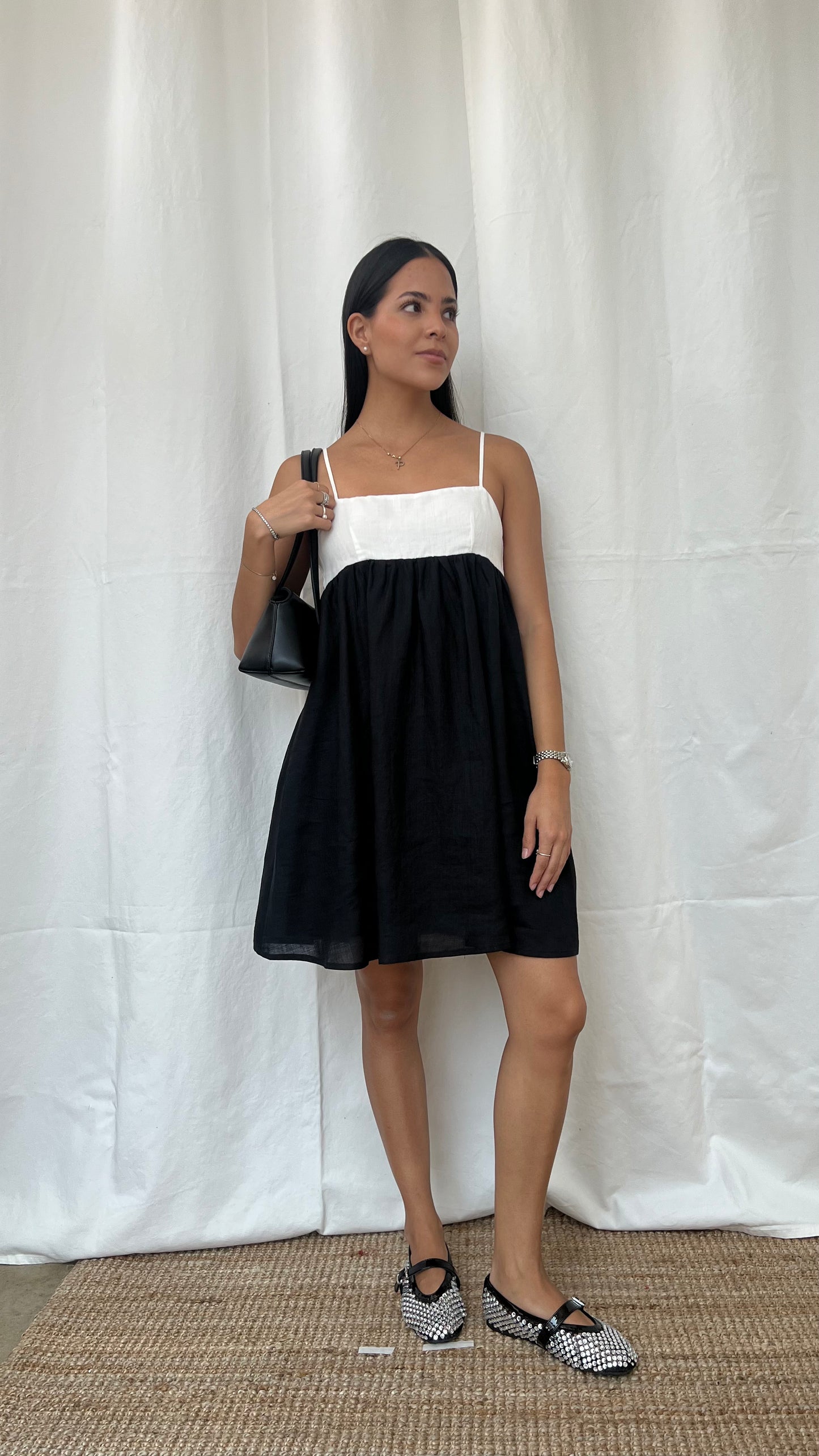 Vestido de escote recto, mini en color blanco y negro
