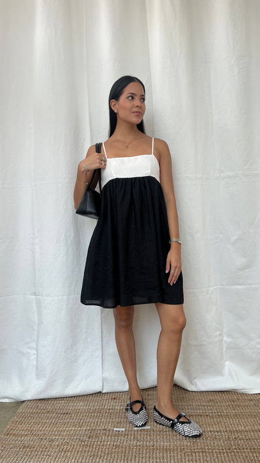 Vestido de escote recto, mini en color blanco y negro