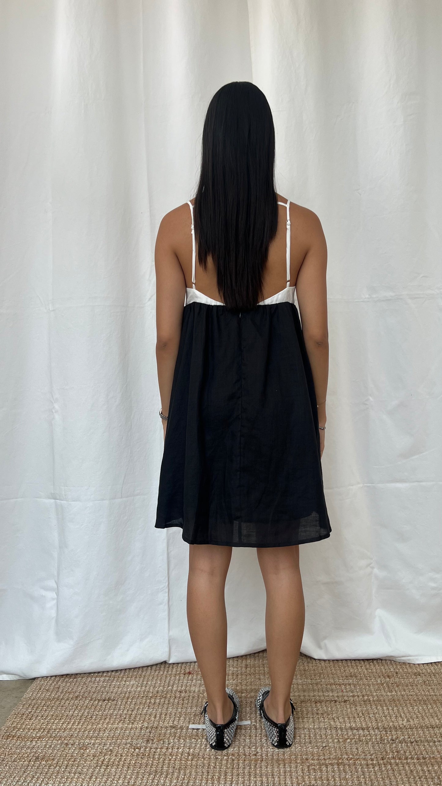 Vestido de escote recto, mini en color blanco y negro