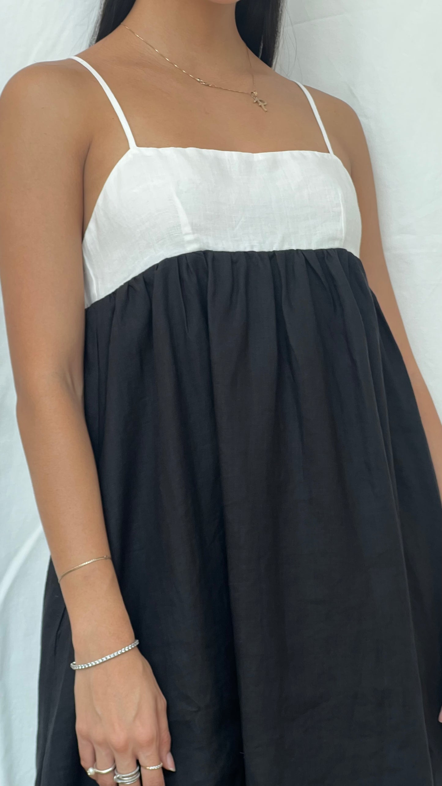 Vestido de escote recto, mini en color blanco y negro