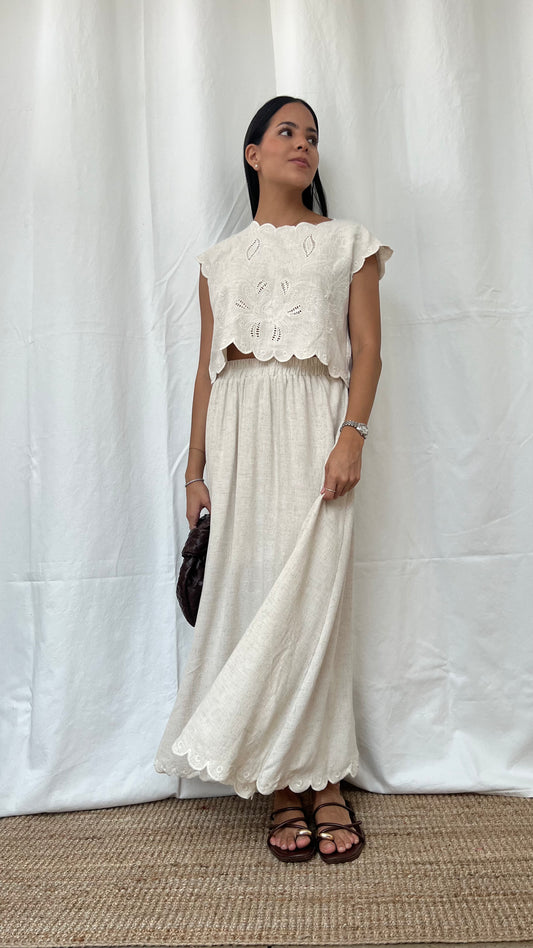 Set bohemio de blusa bordada y falda larga en lino crudo