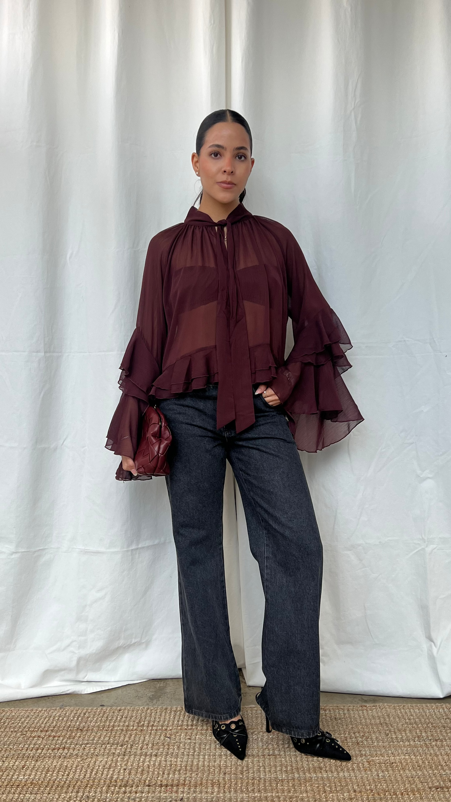 Blusa fluida con olanes vino