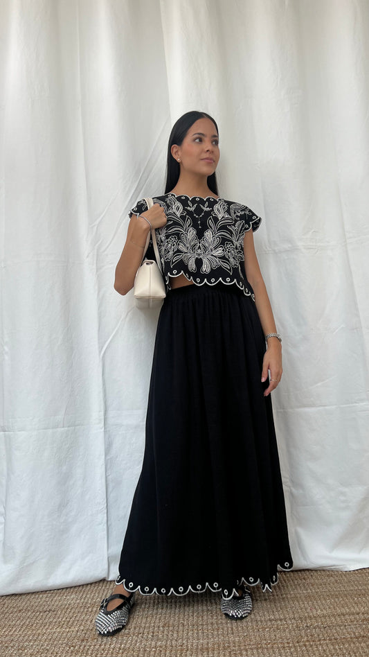 Set bohemio de blusa bordada y falda larga en lino negro
