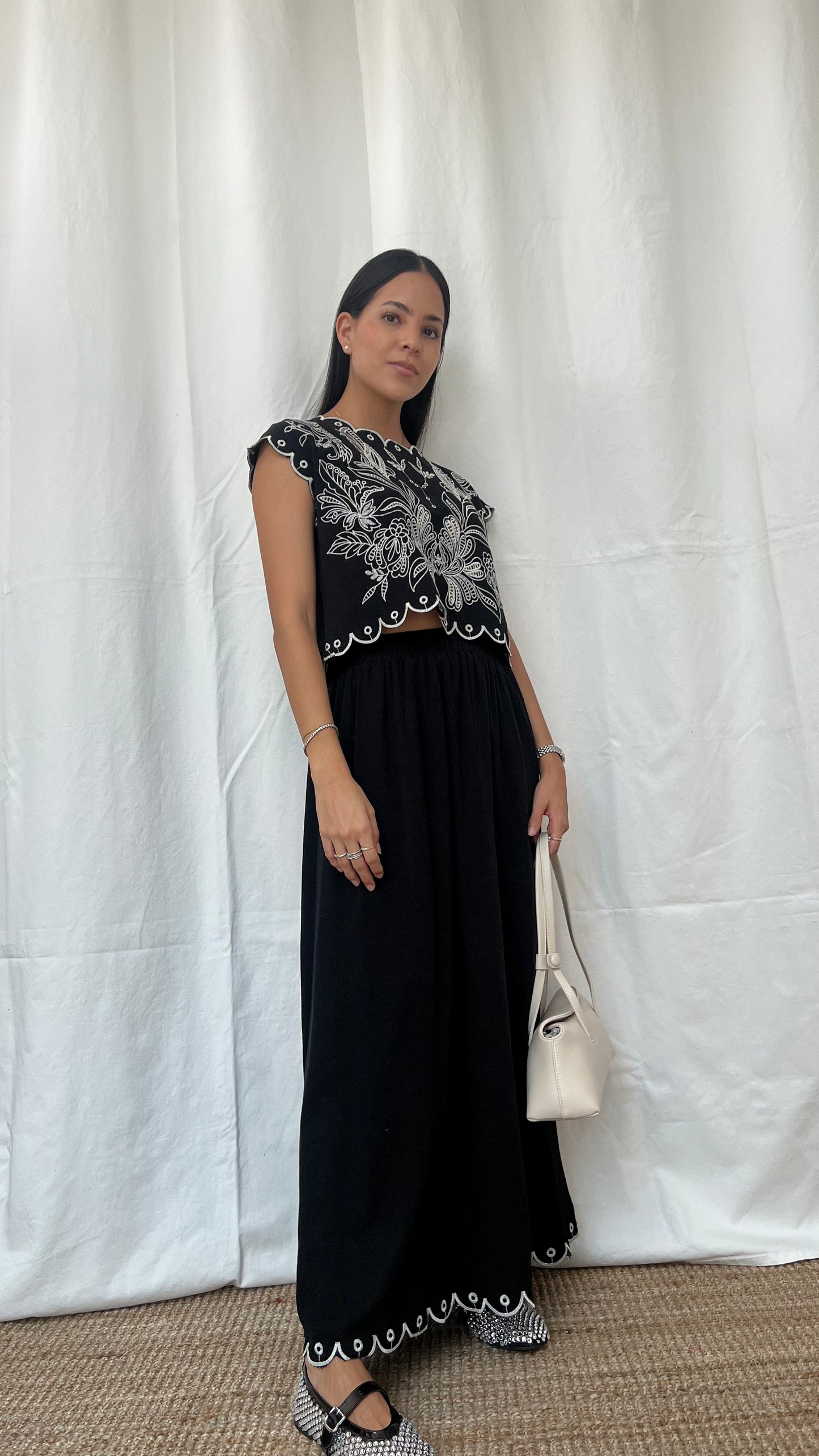 Set bohemio de blusa bordada y falda larga en lino negro