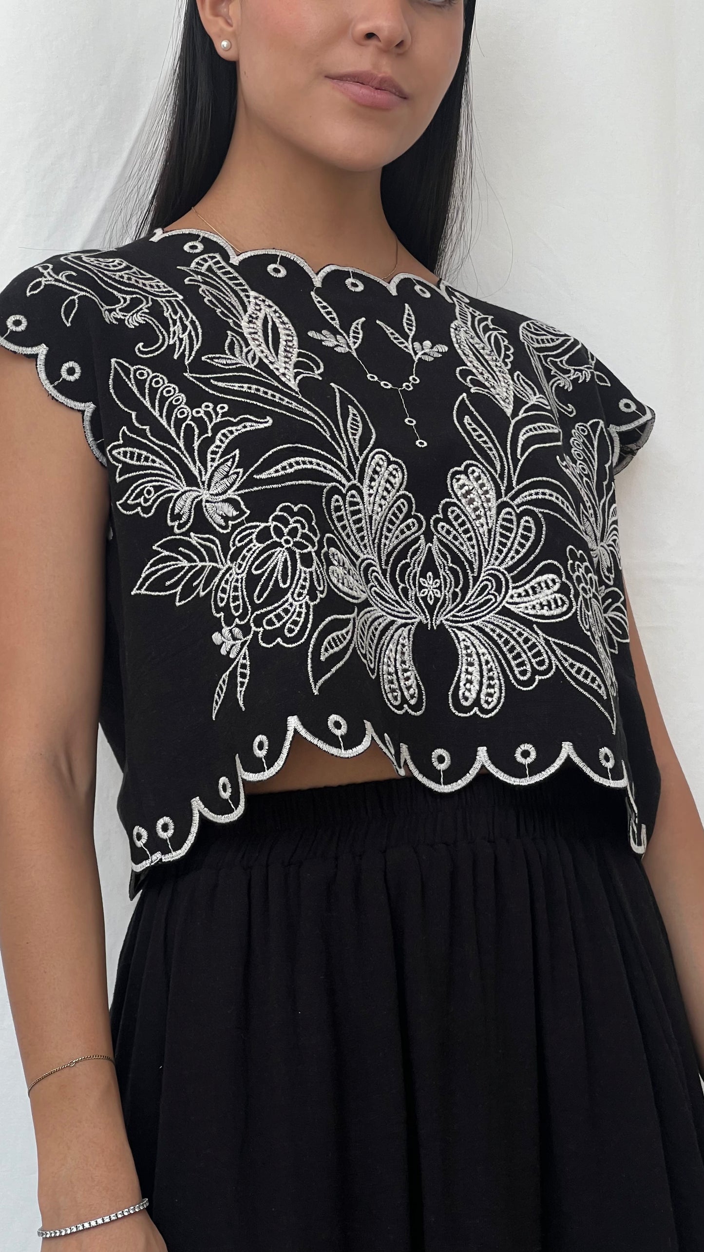 Set bohemio de blusa bordada y falda larga en lino negro