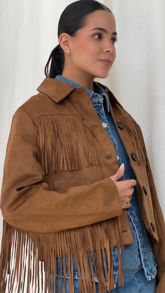 Chamarra de flecos tipo gamuza camel