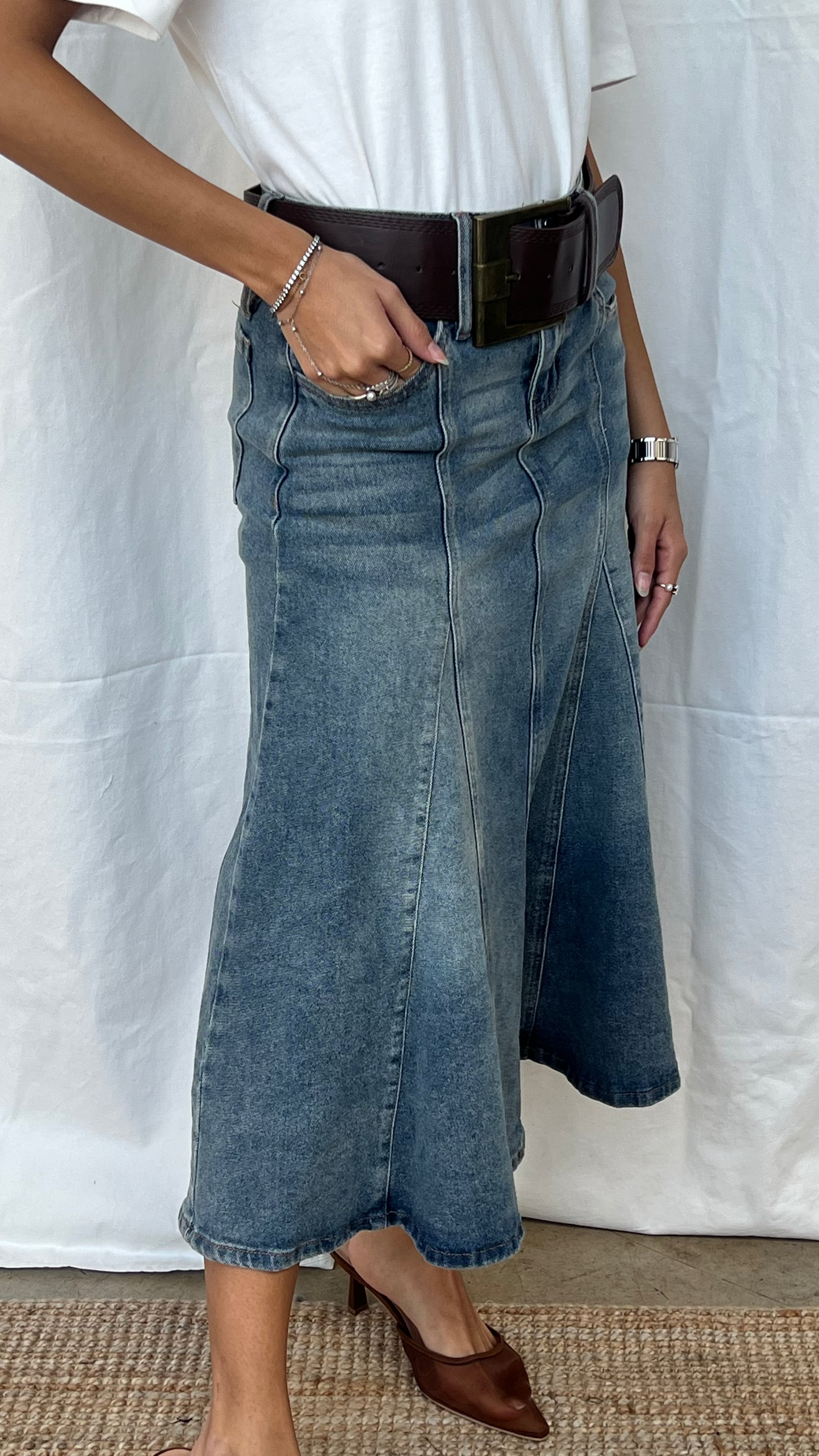 Falda midi en corte A denim