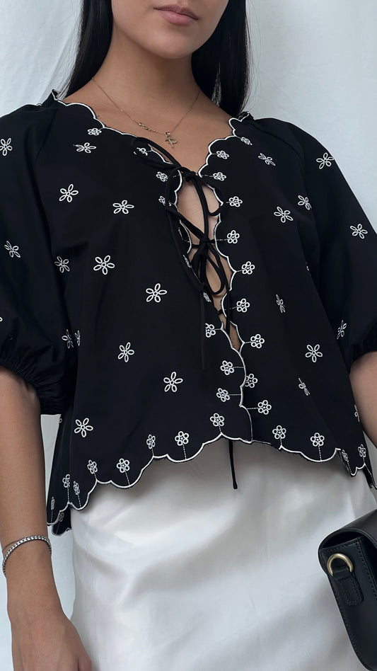 Blusa manga globo con amarres frontales en negra