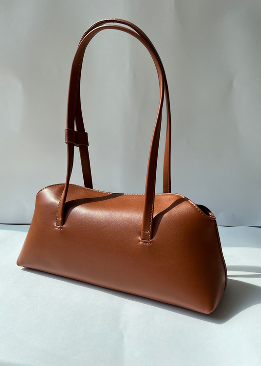 Bolsa Valeria baguette con tapa curva color camel