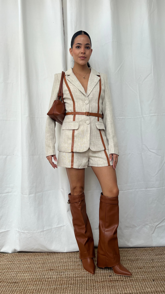 Set de blazer y short gris y detalles café