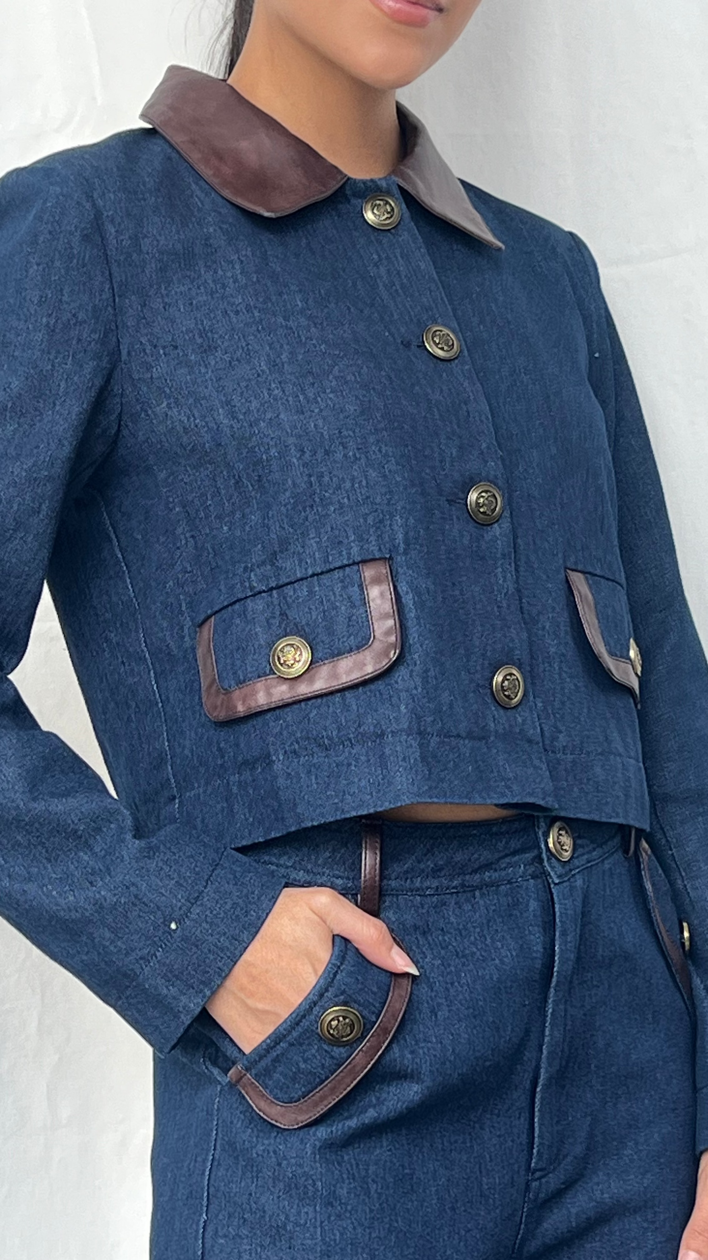 Chaqueta denim dark detalles dorados