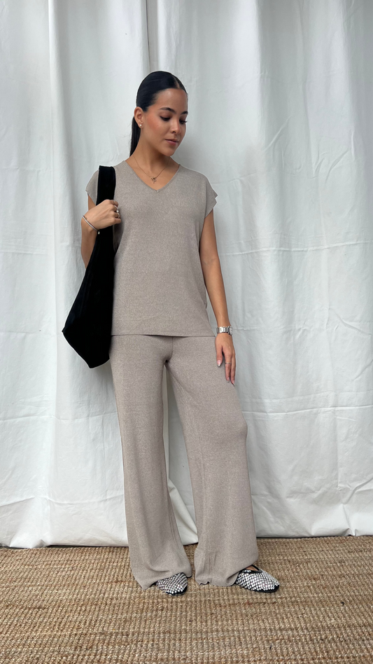 Set de punto de blusa y pantalón recto gris