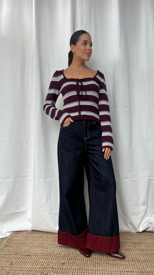 Jeans denim dark con detalle rojo