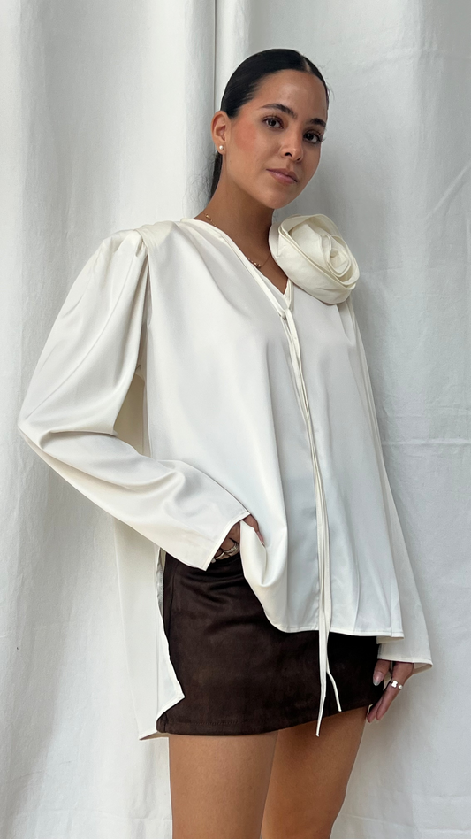 Blusa tipo satín con flor desmontable en marfil