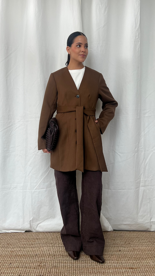 Trench coat corto en color café