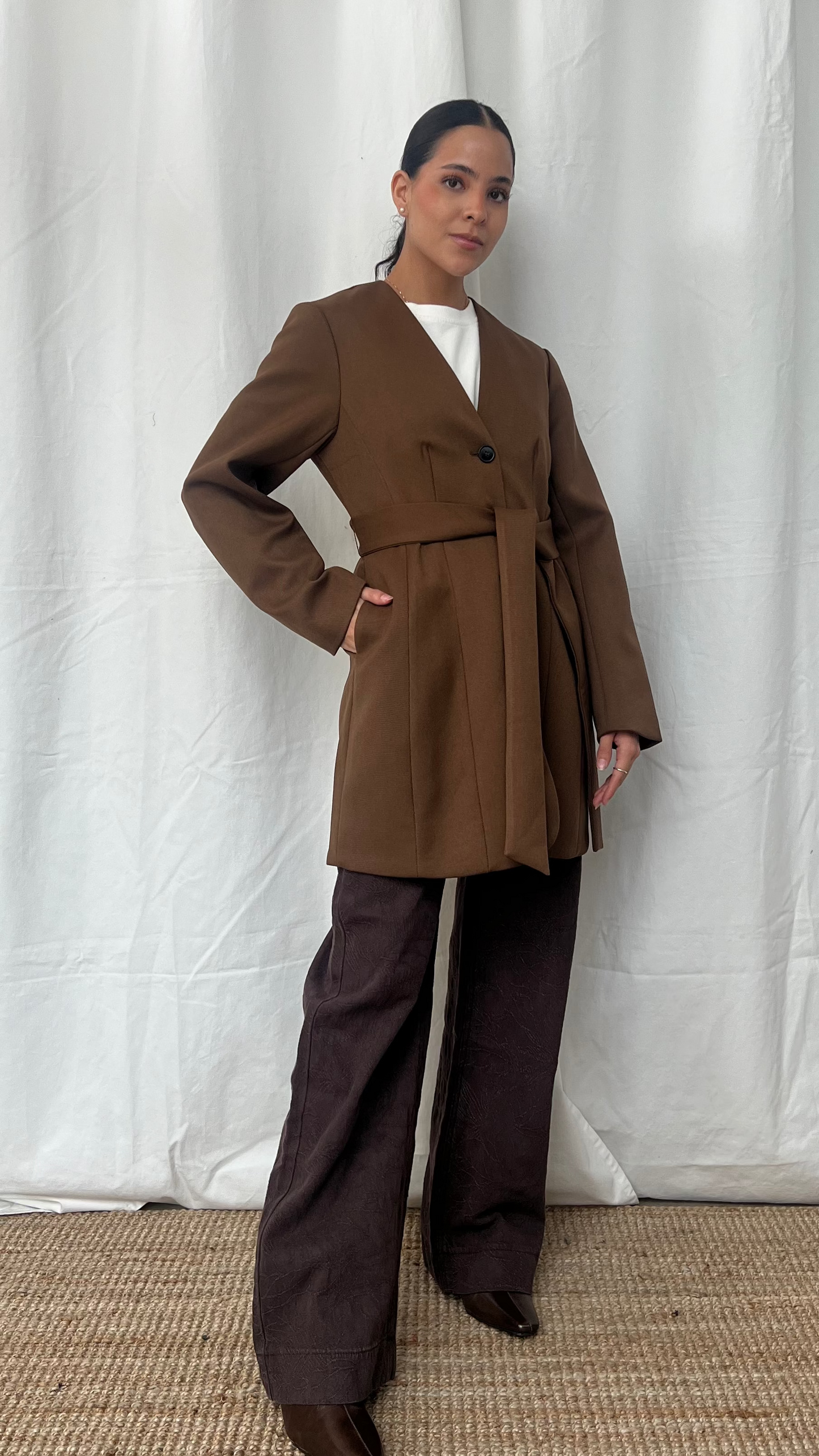 Trench coat corto en color café