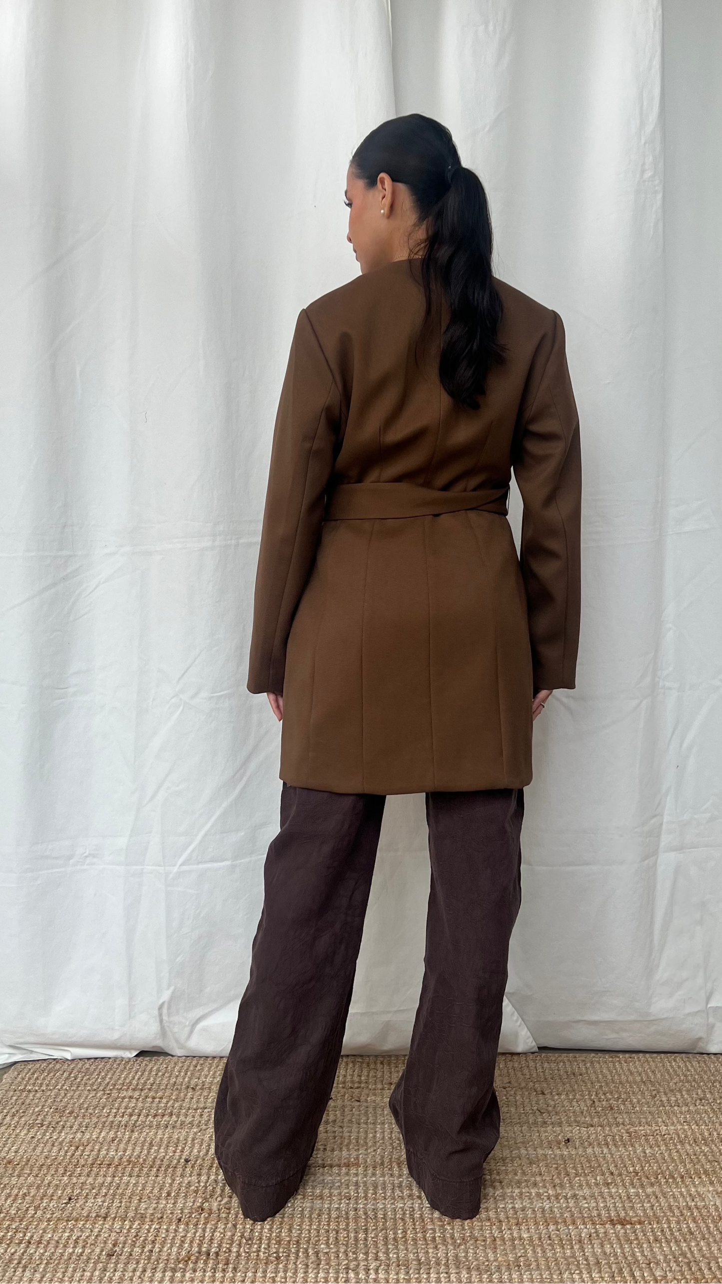 Trench coat corto en color café