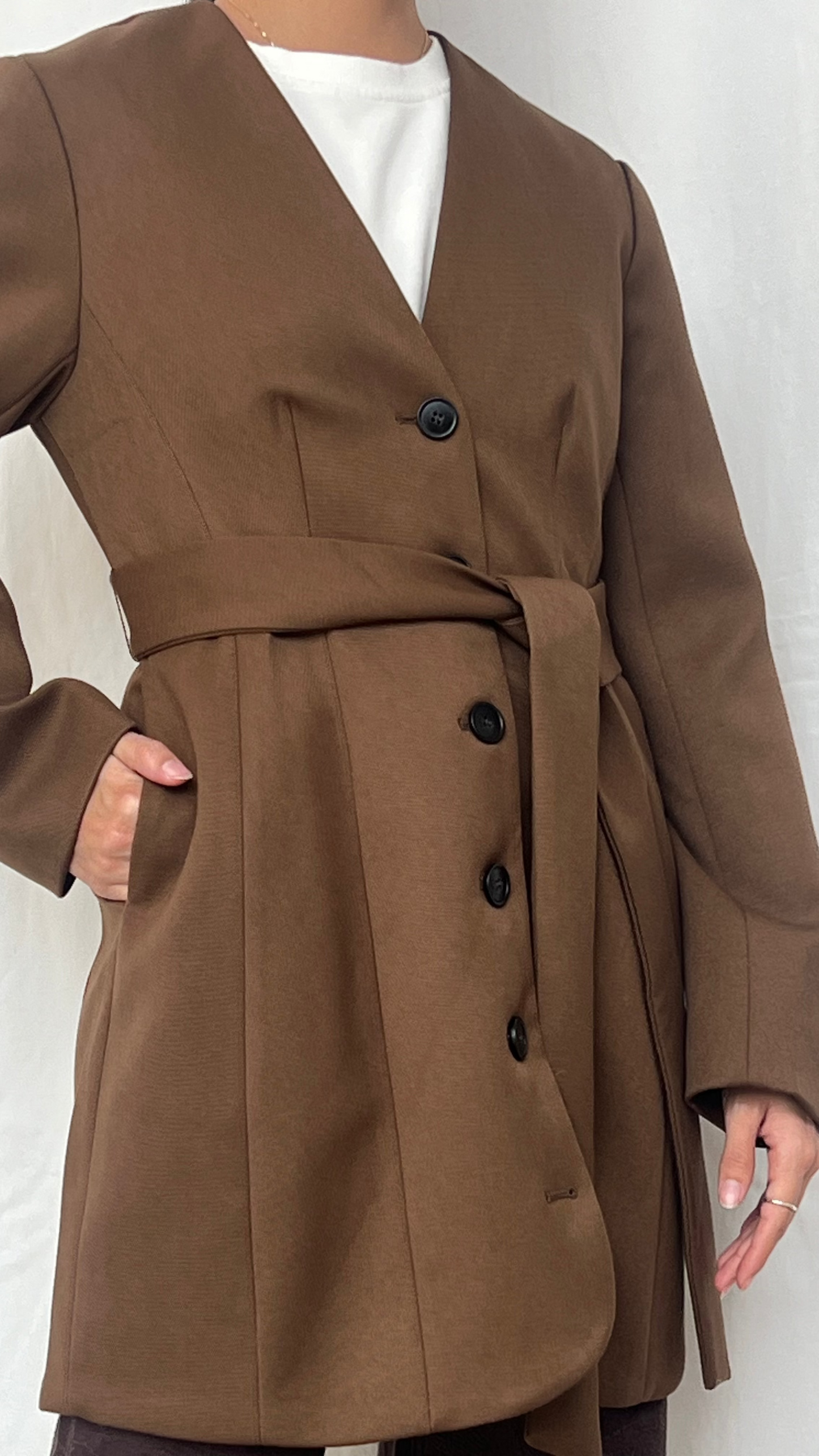 Trench coat corto en color café