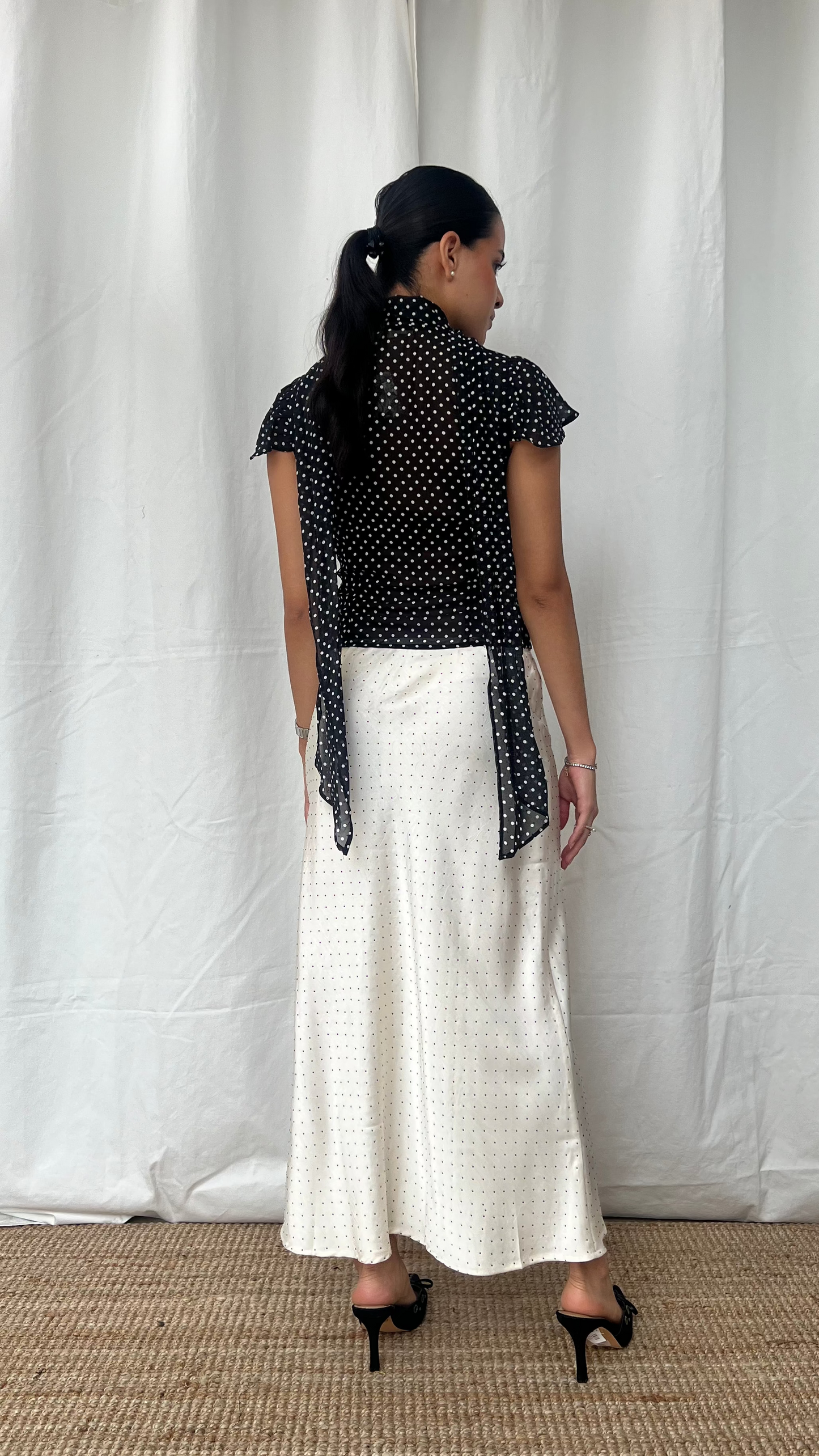 Falda midi corte recto de puntos en blanco