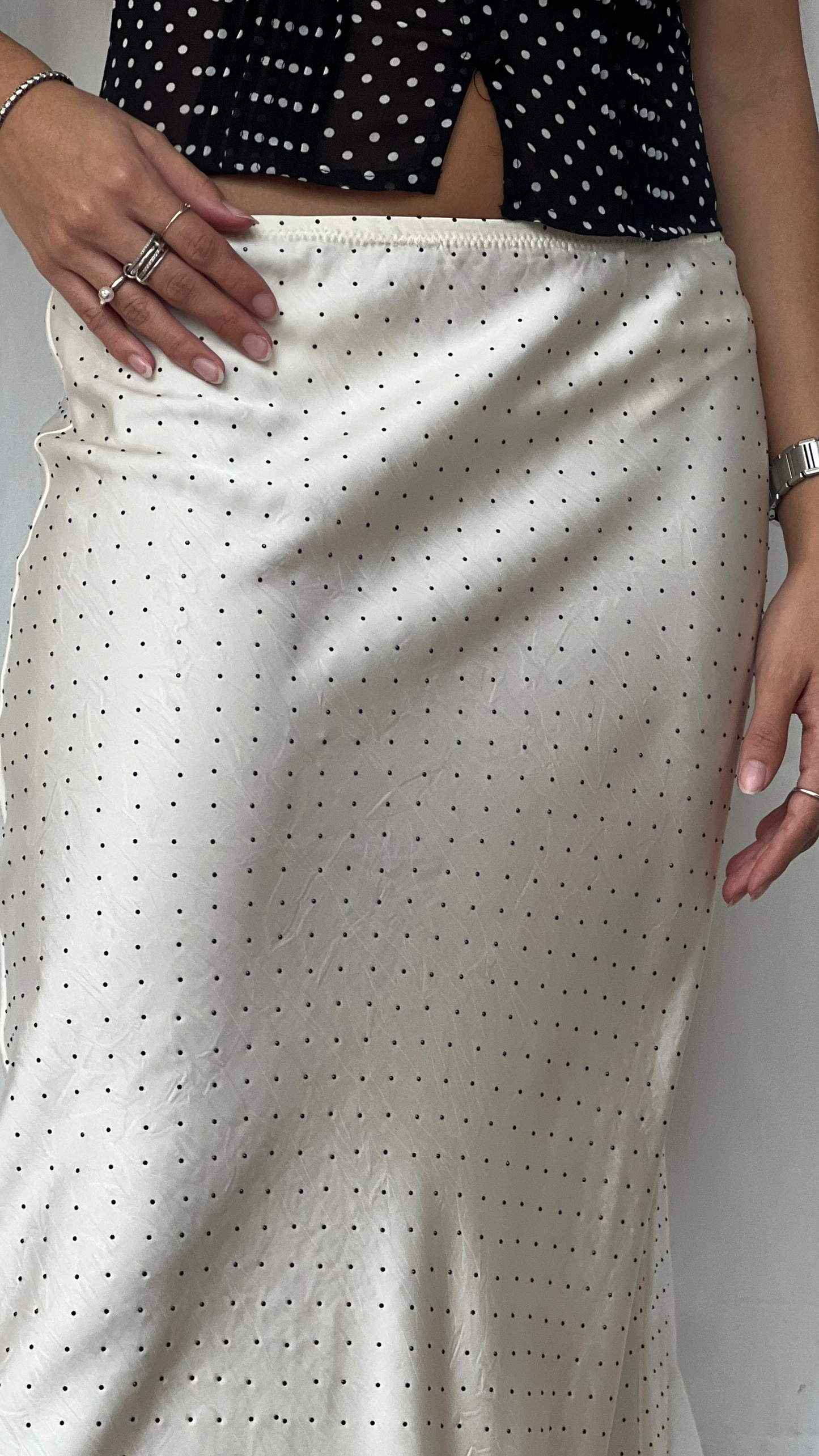 Falda midi corte recto de puntos en blanco