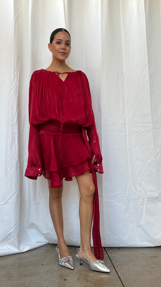 Vestido corto drapeado en tipo seda vino