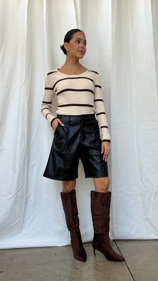 Bermudas tipo vinipiel en negro