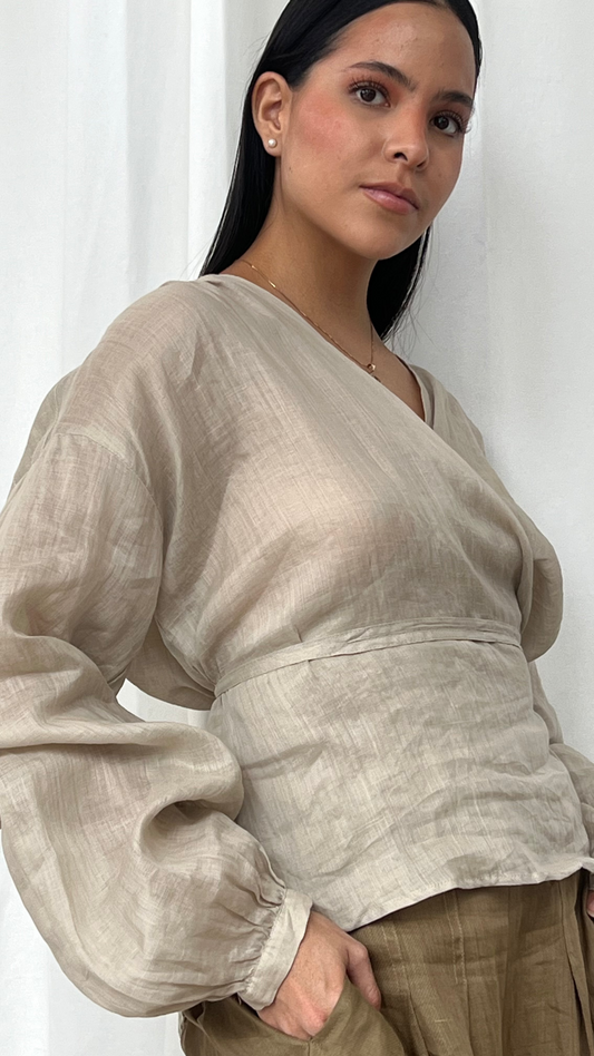 Blusa de lino cruzada en beige