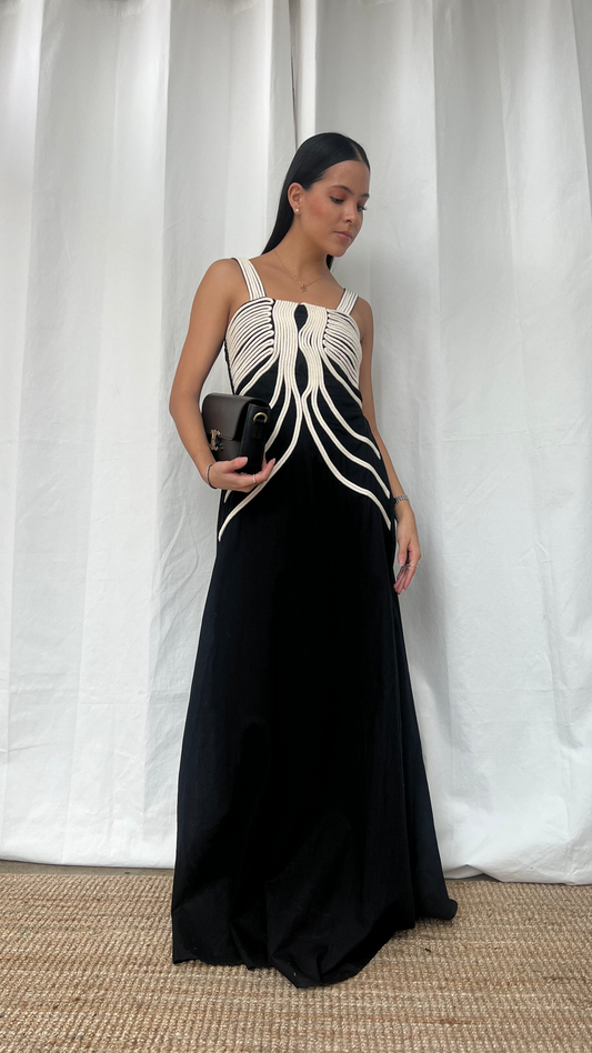 Vestido negro con detalles en blanco