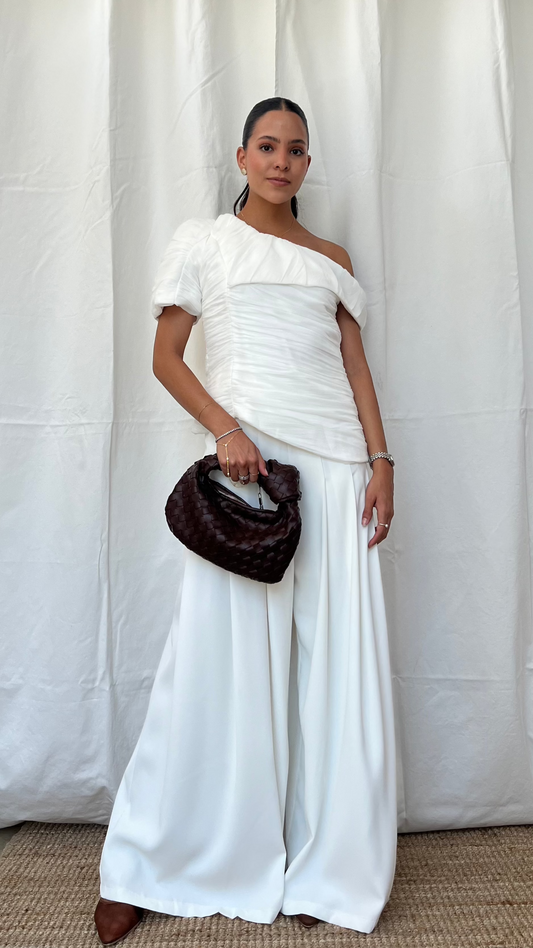 Set blusa drapeada y pantalón blanco