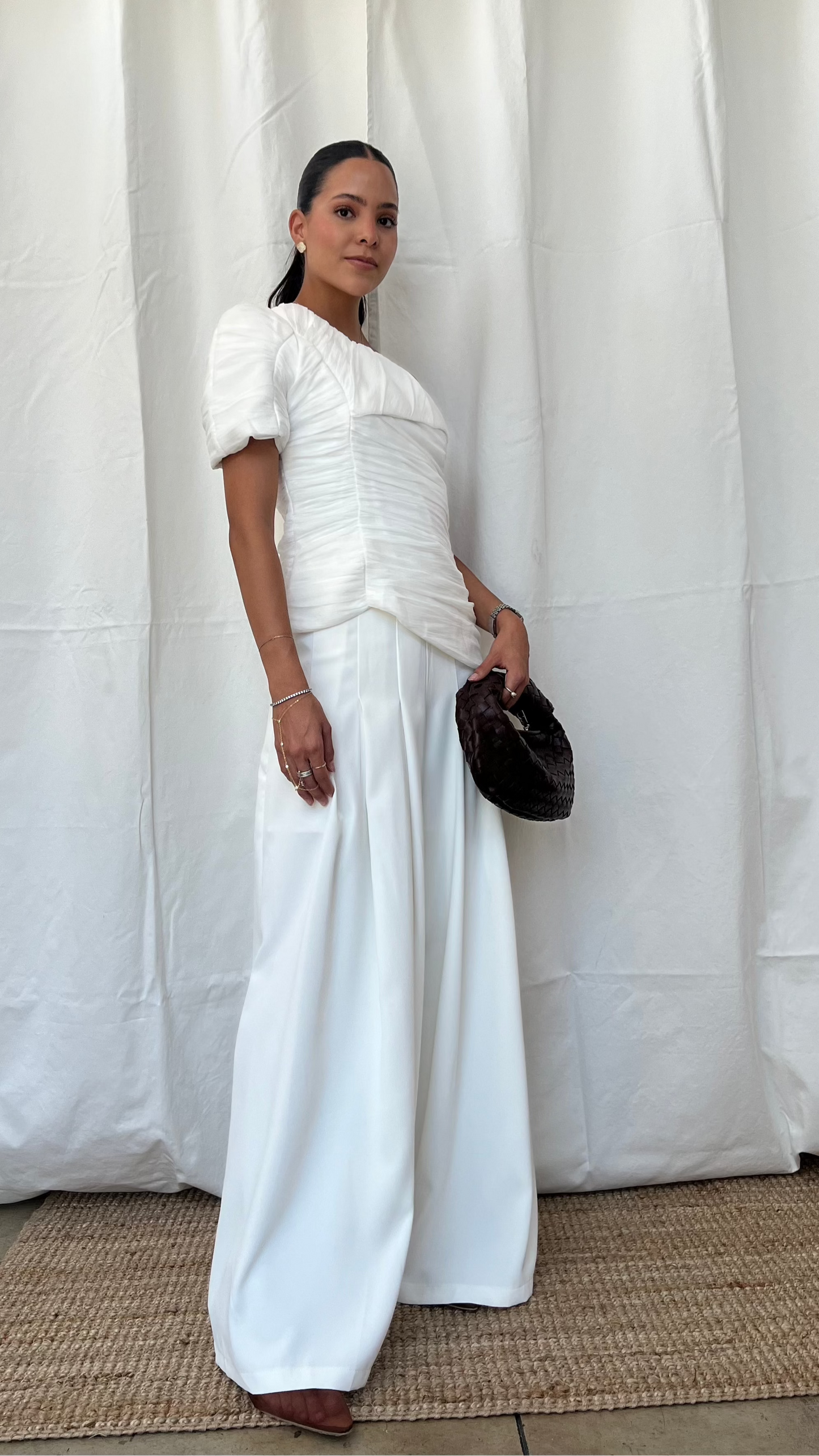 Set blusa drapeada y pantalón blanco