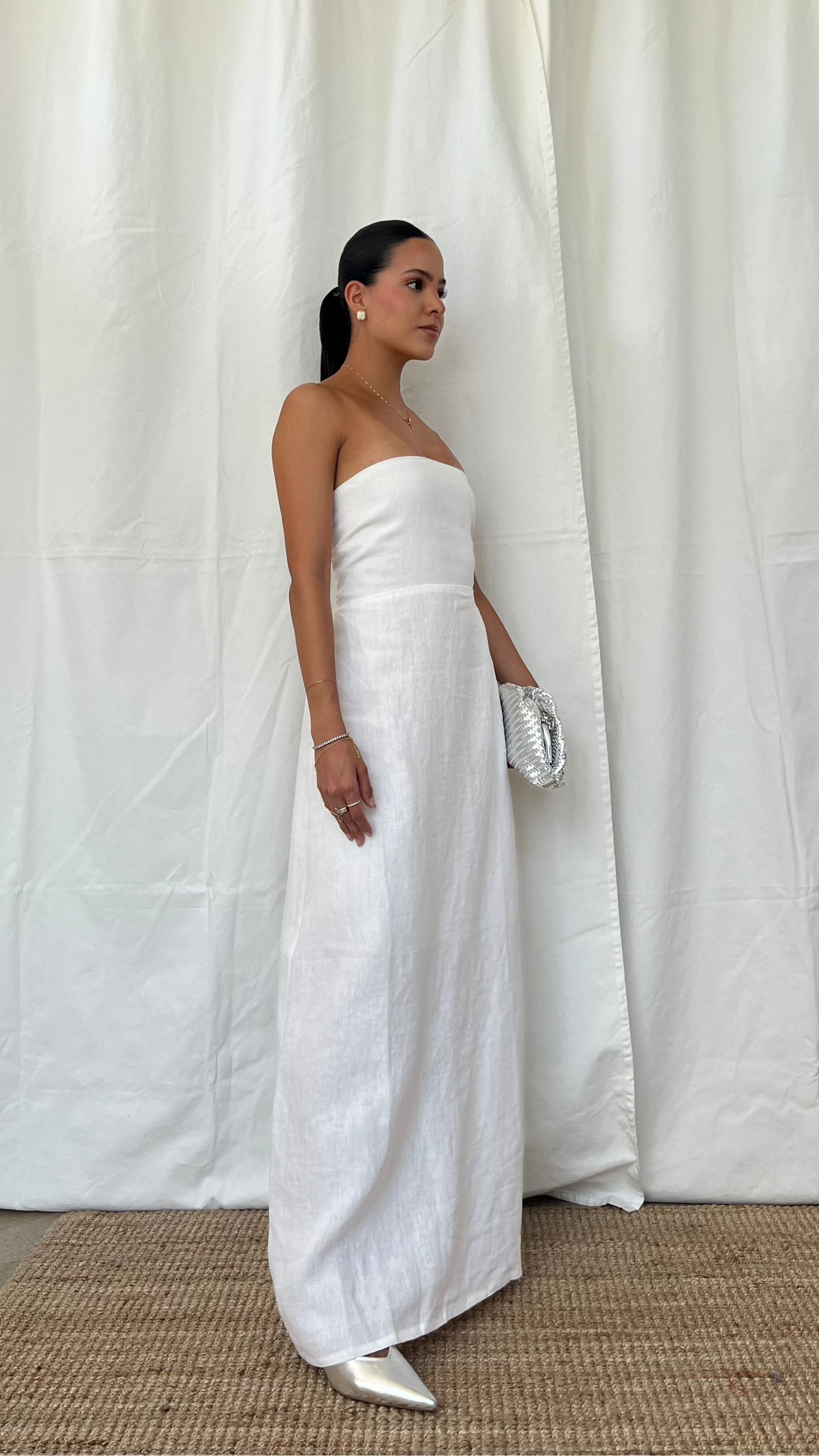 Vestido strapless de lino en blanco