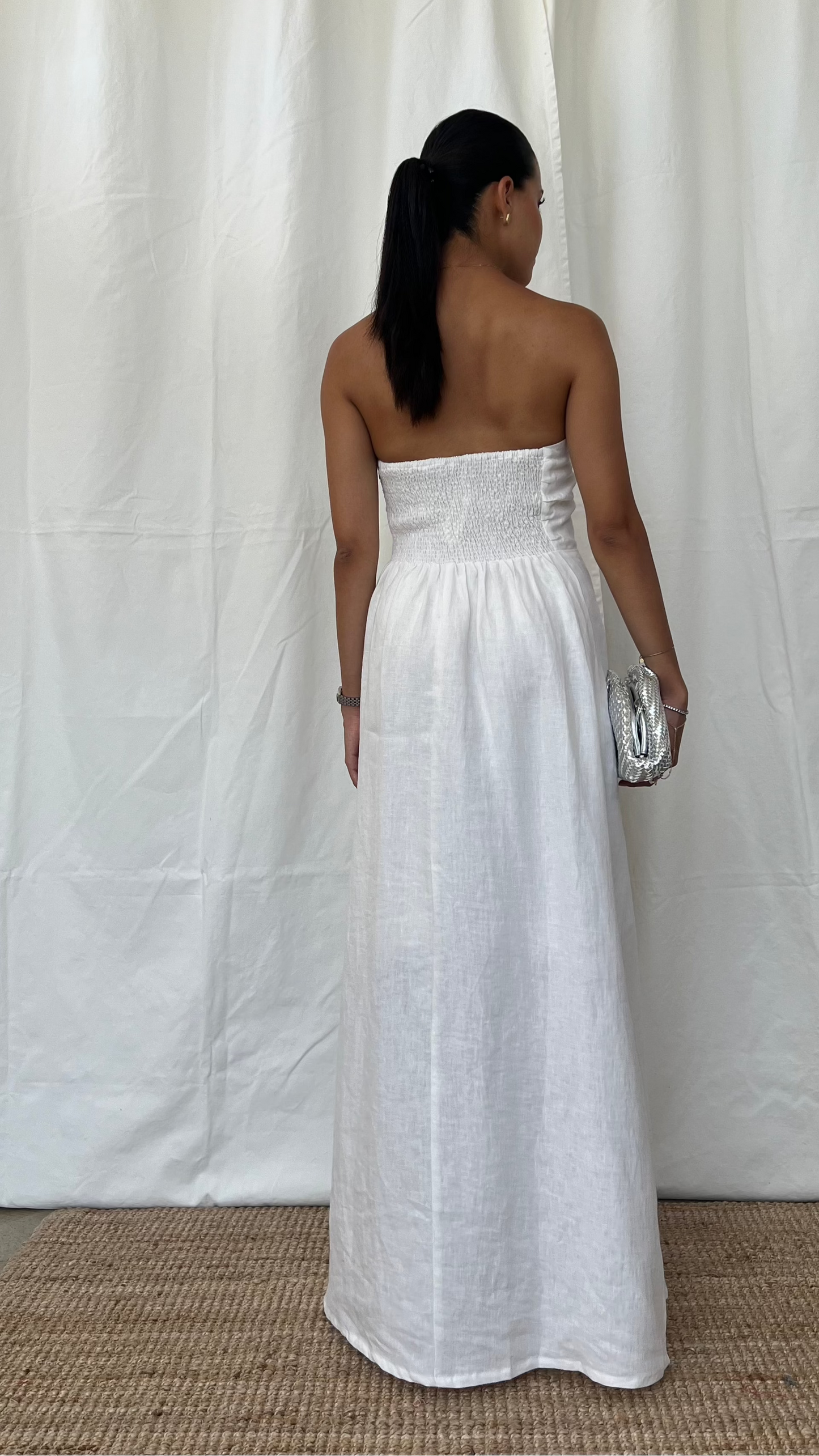 Vestido strapless de lino en blanco