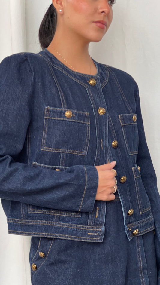 Chaqueta denim detalles botones dorados