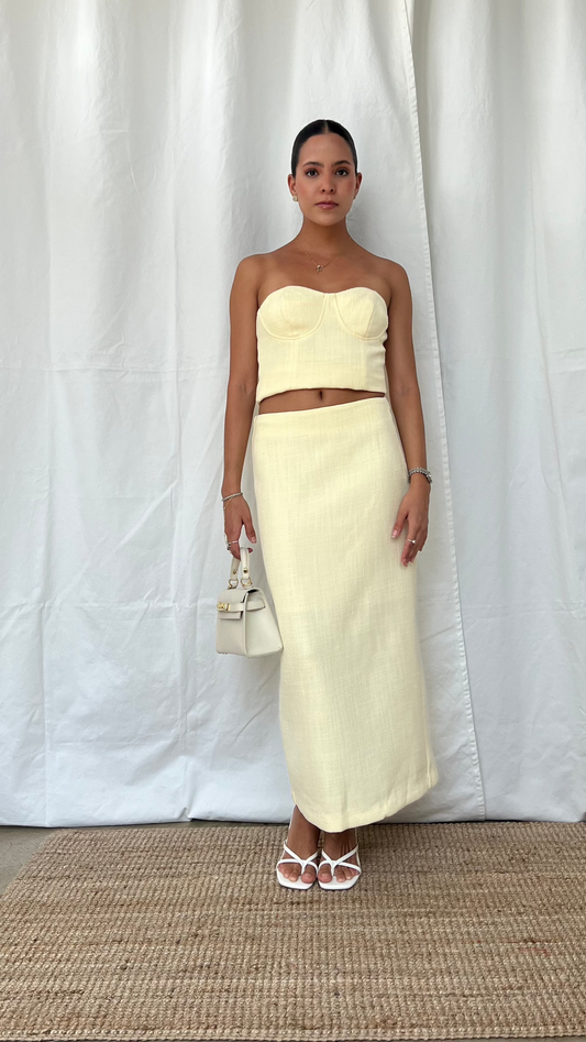 Set top strapless y falda midi yellow