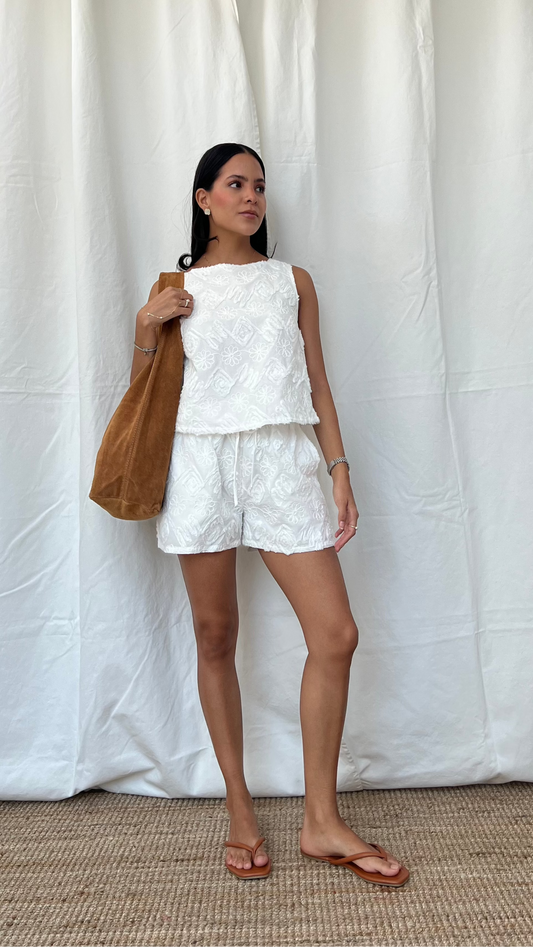 Set top y short bordado en blanco