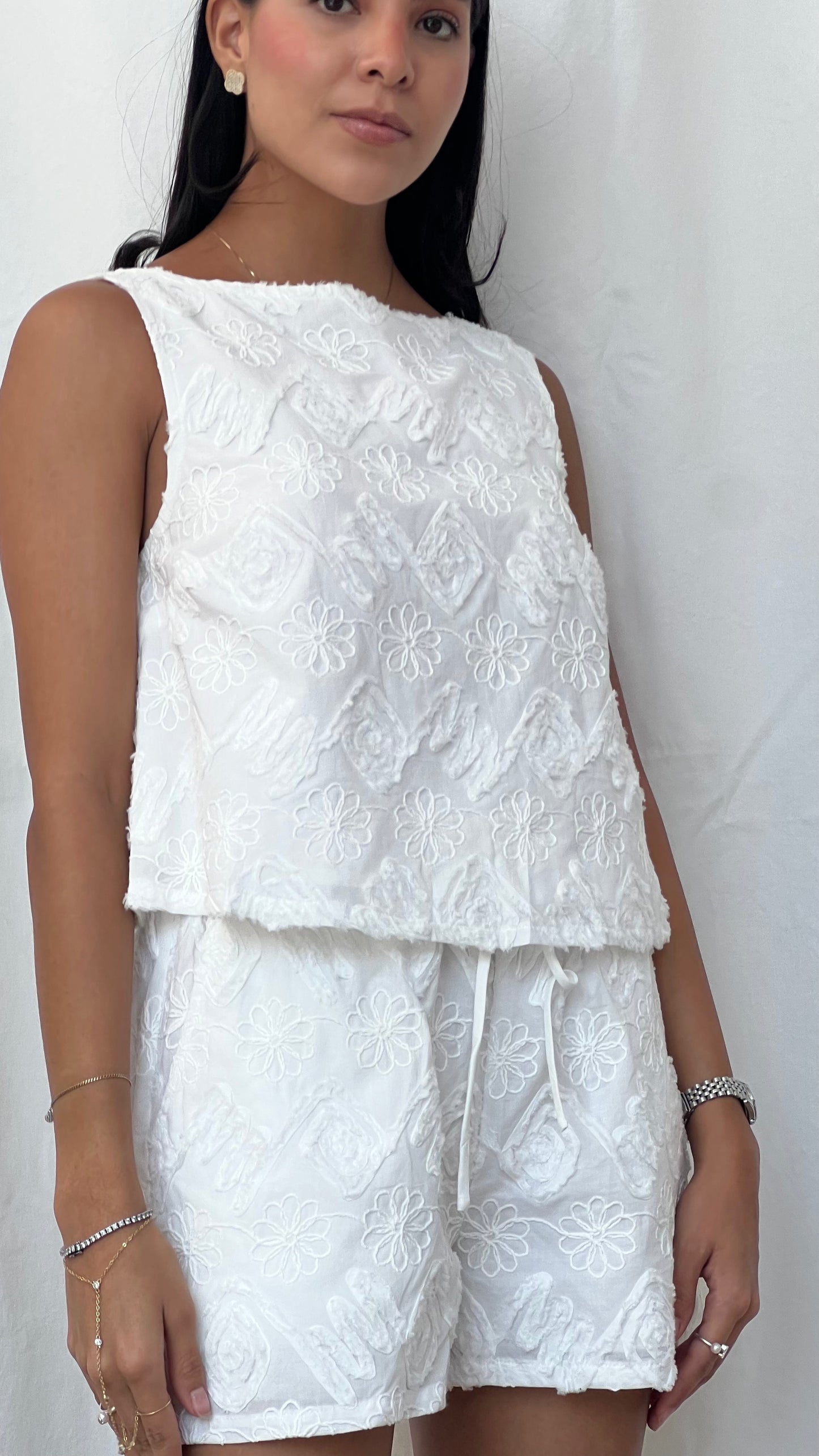 Set top y short bordado en blanco