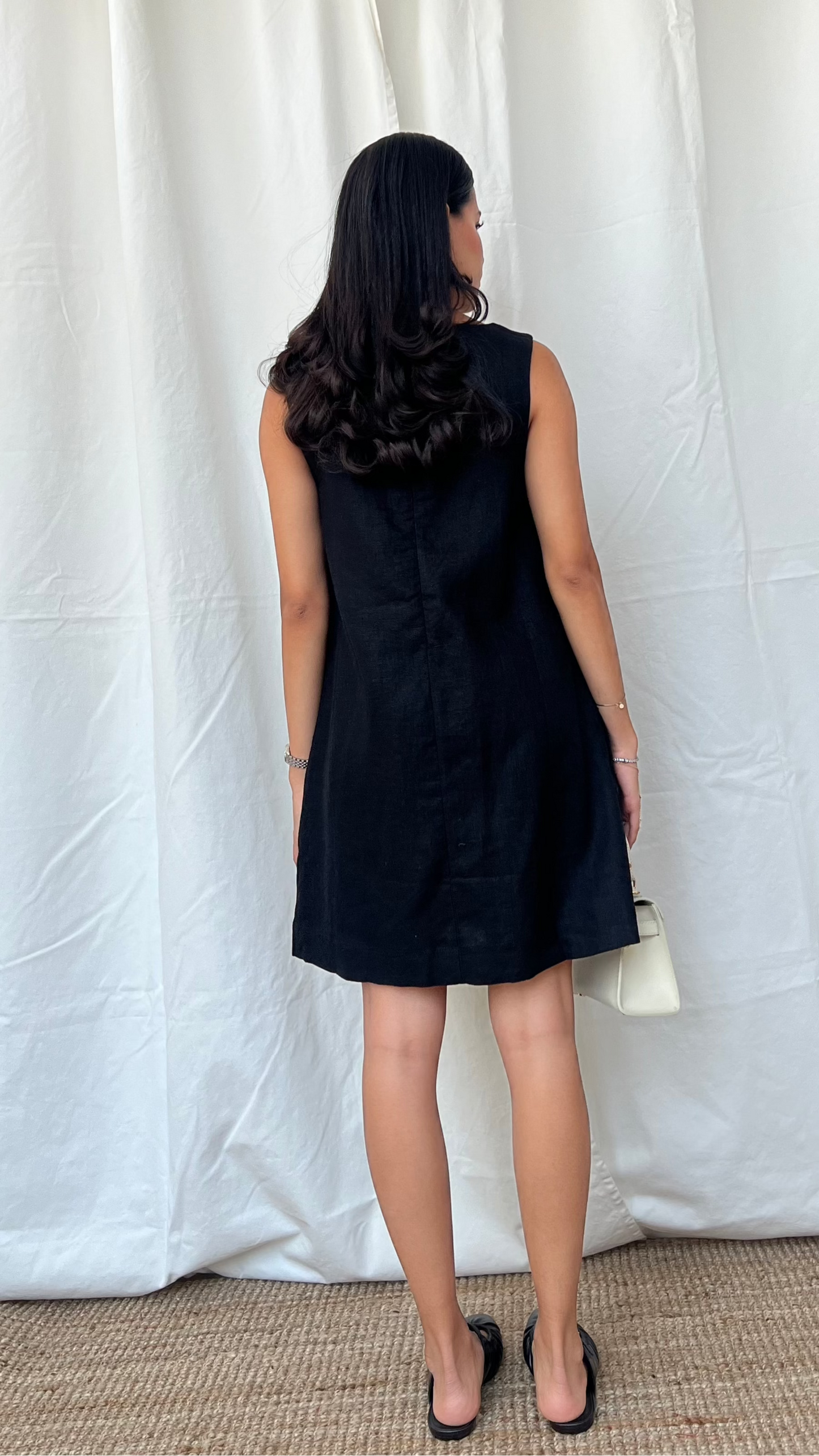 Vestido de lino corto en negro