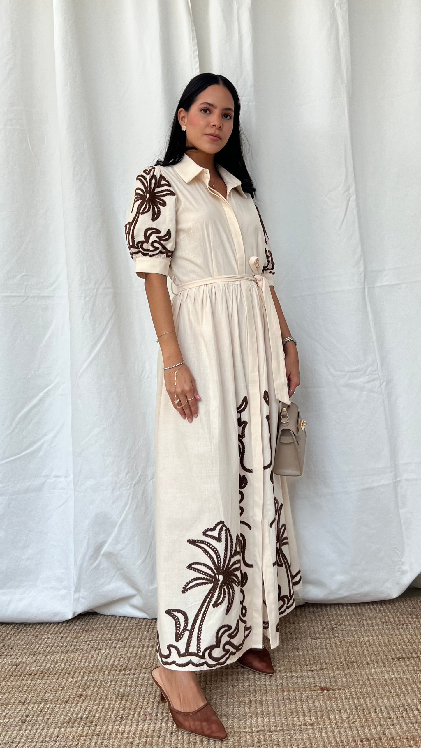 Vestido beige con estampado palmeras