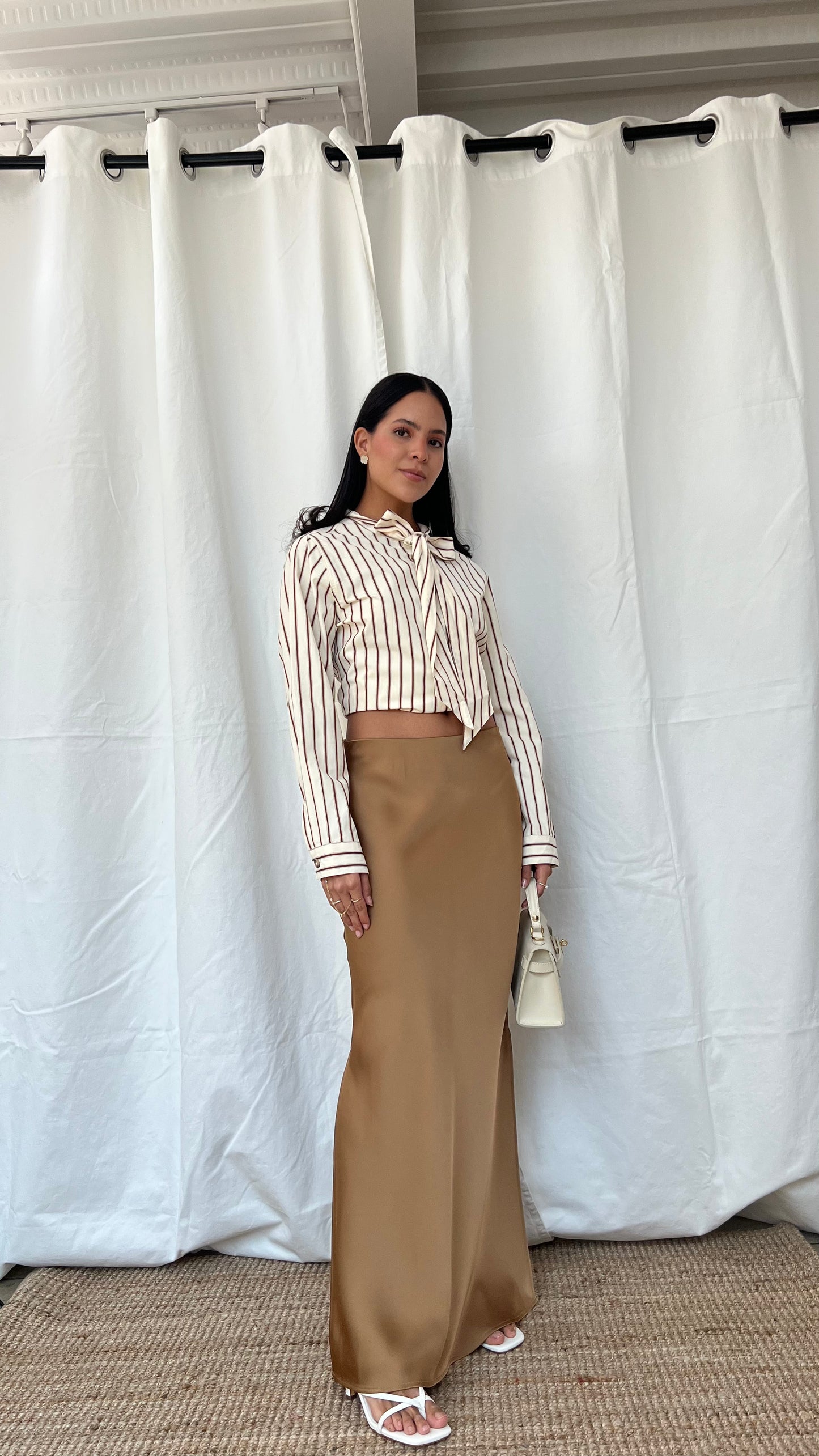 Falda de satin en color camel